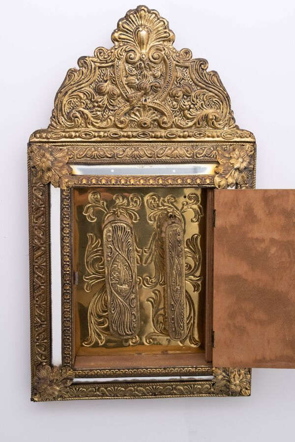 Miroir suspendu en laiton néerlandais ancien orné en repoussé pour cabinet d'entrée