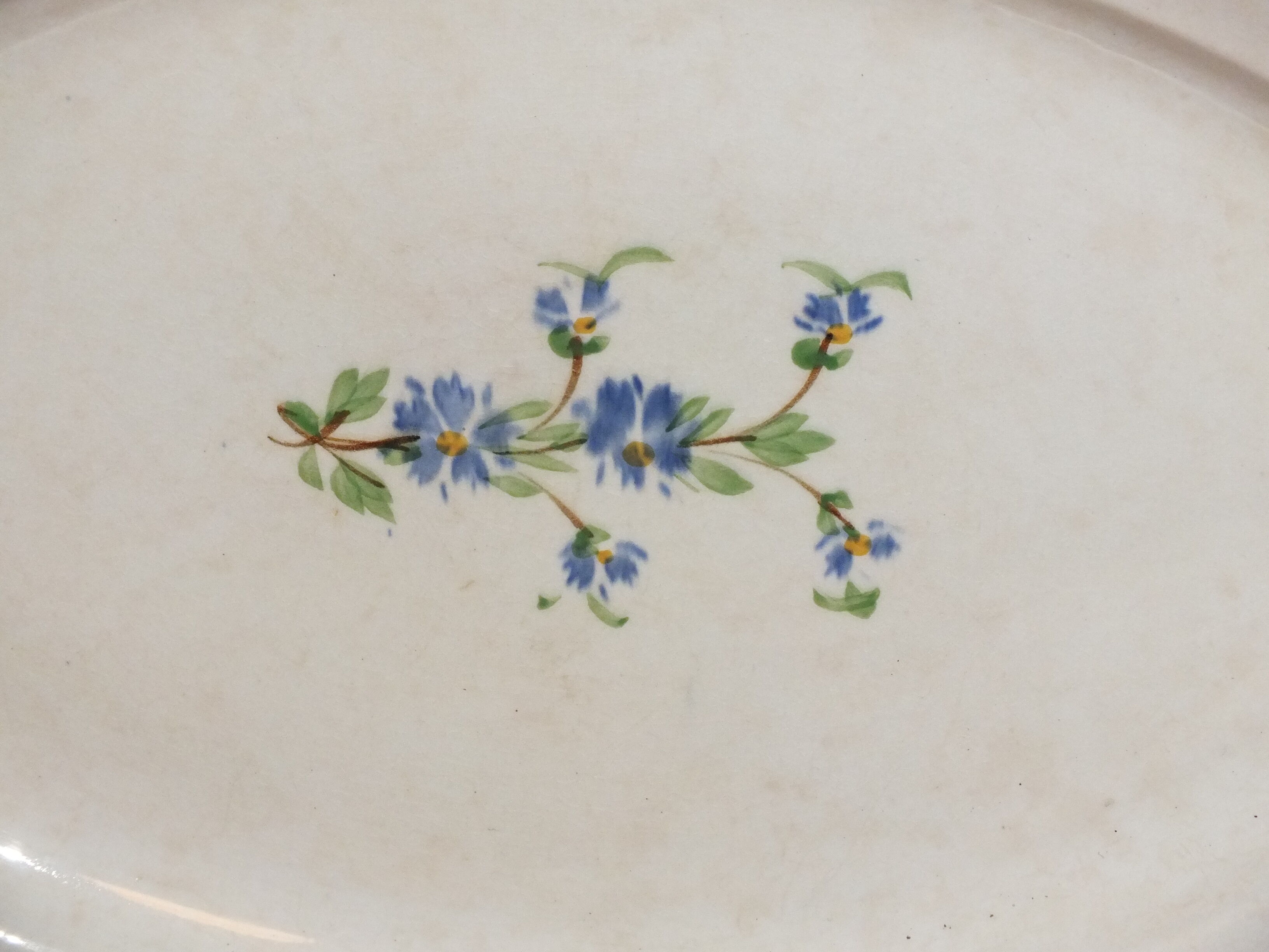 Plat ovale ancien en Terre de Fer décor bleuets
