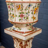 Piedestal with vase / flower pot