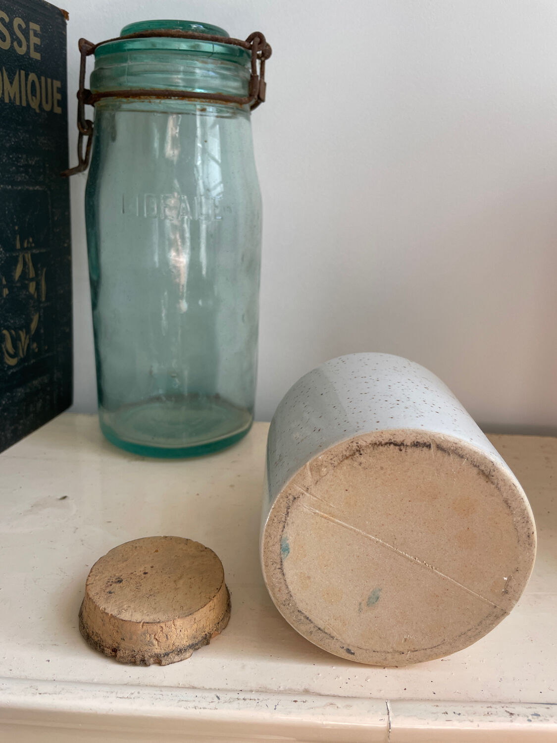 Speckled sandstone pot