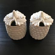 Paire de pots en barbotine