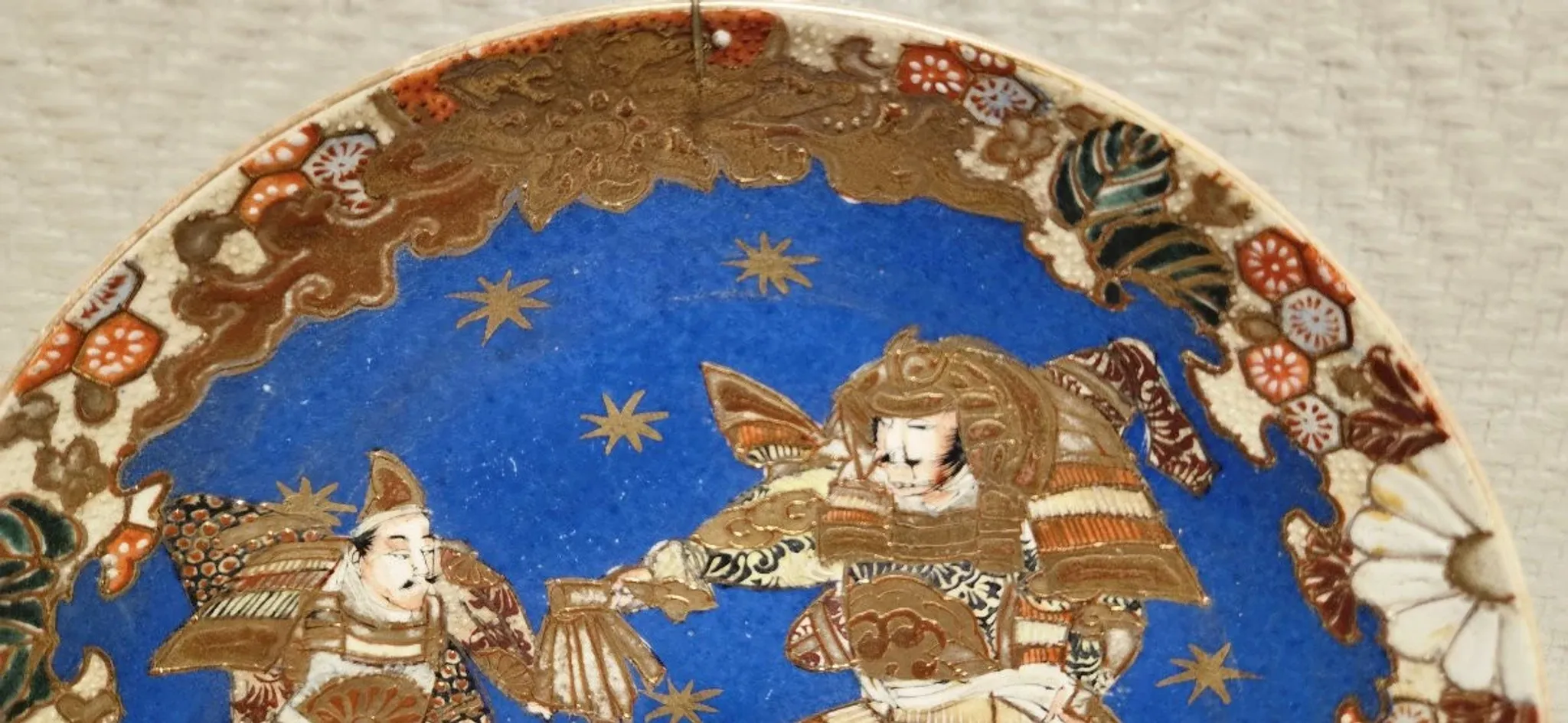 Ancient Japanese plate decorated with samurai – Imari / Satsuma, 19th century