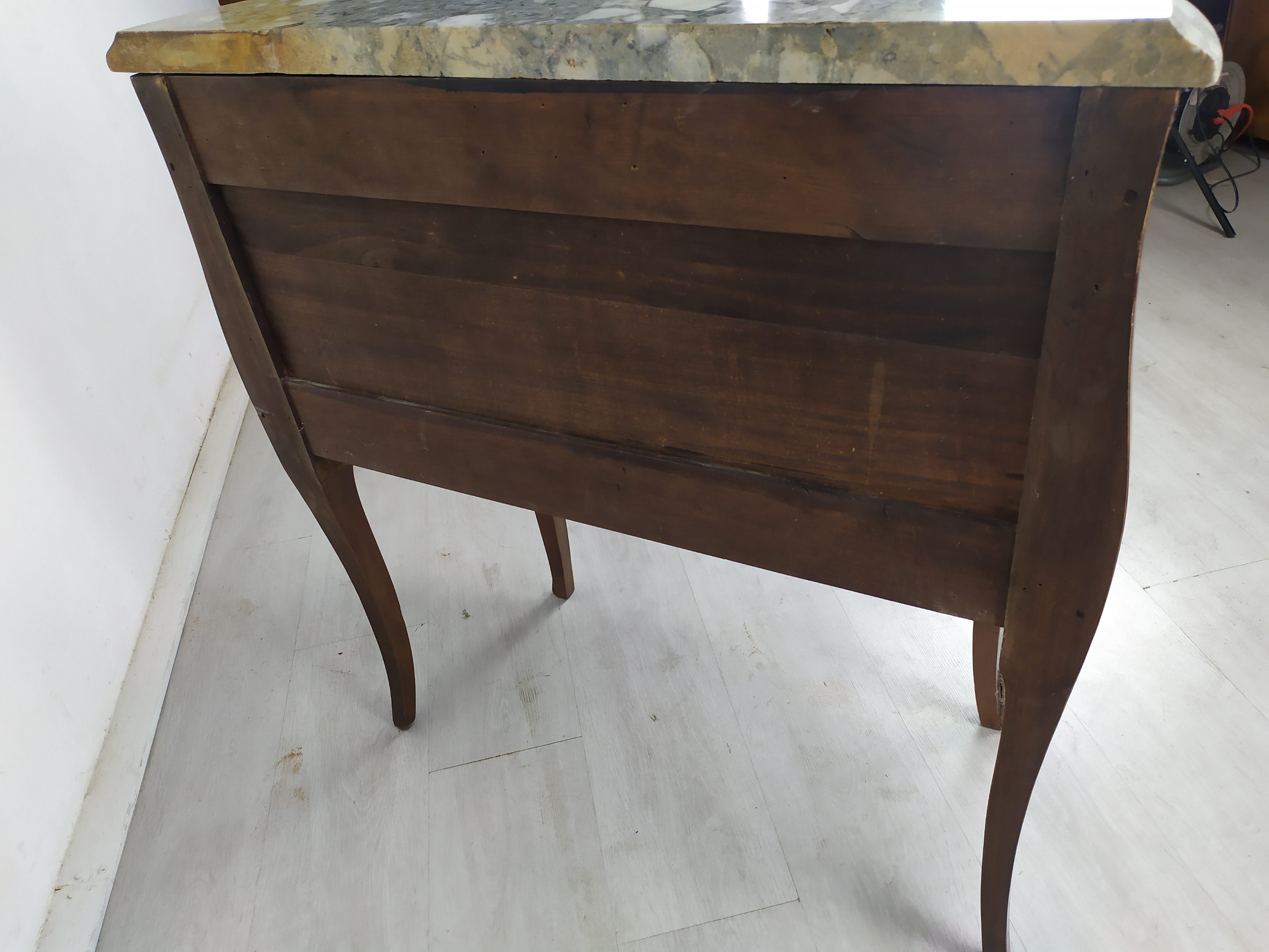 Louis XV curved jumping chest of drawers