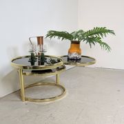 Table basse à cascade pivotante Hollywood Regency vintage avec verre noir