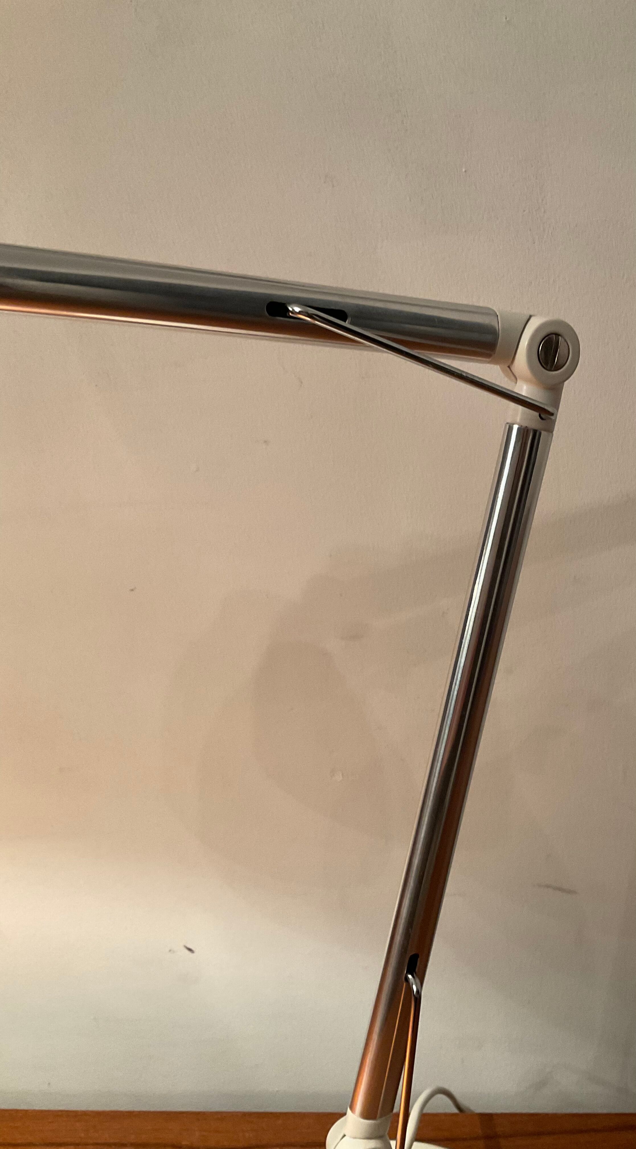 Articulated design desk lamp