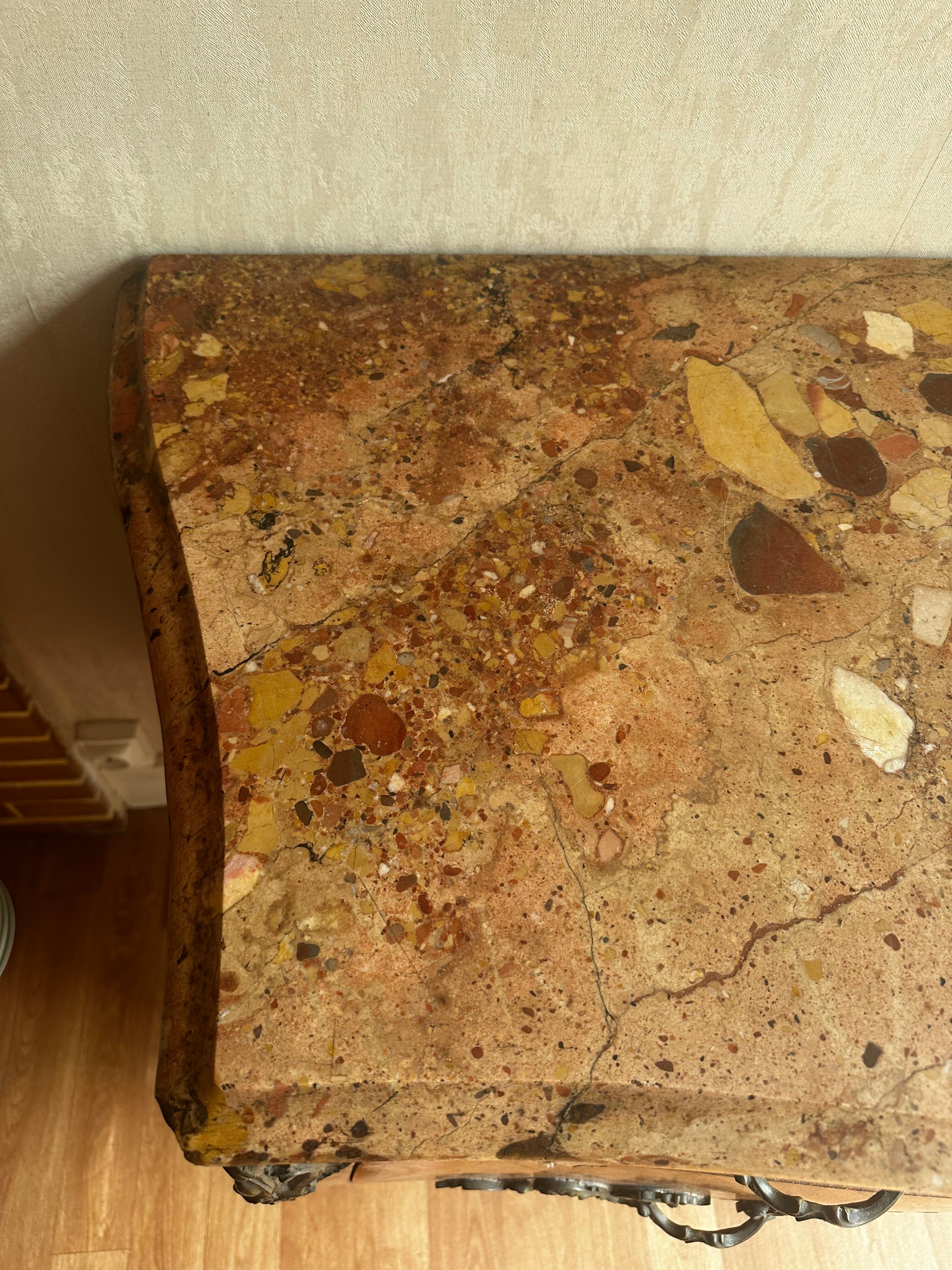 Commode galbée marquetée style Louis XV – plateau marbre- 19 e siècle