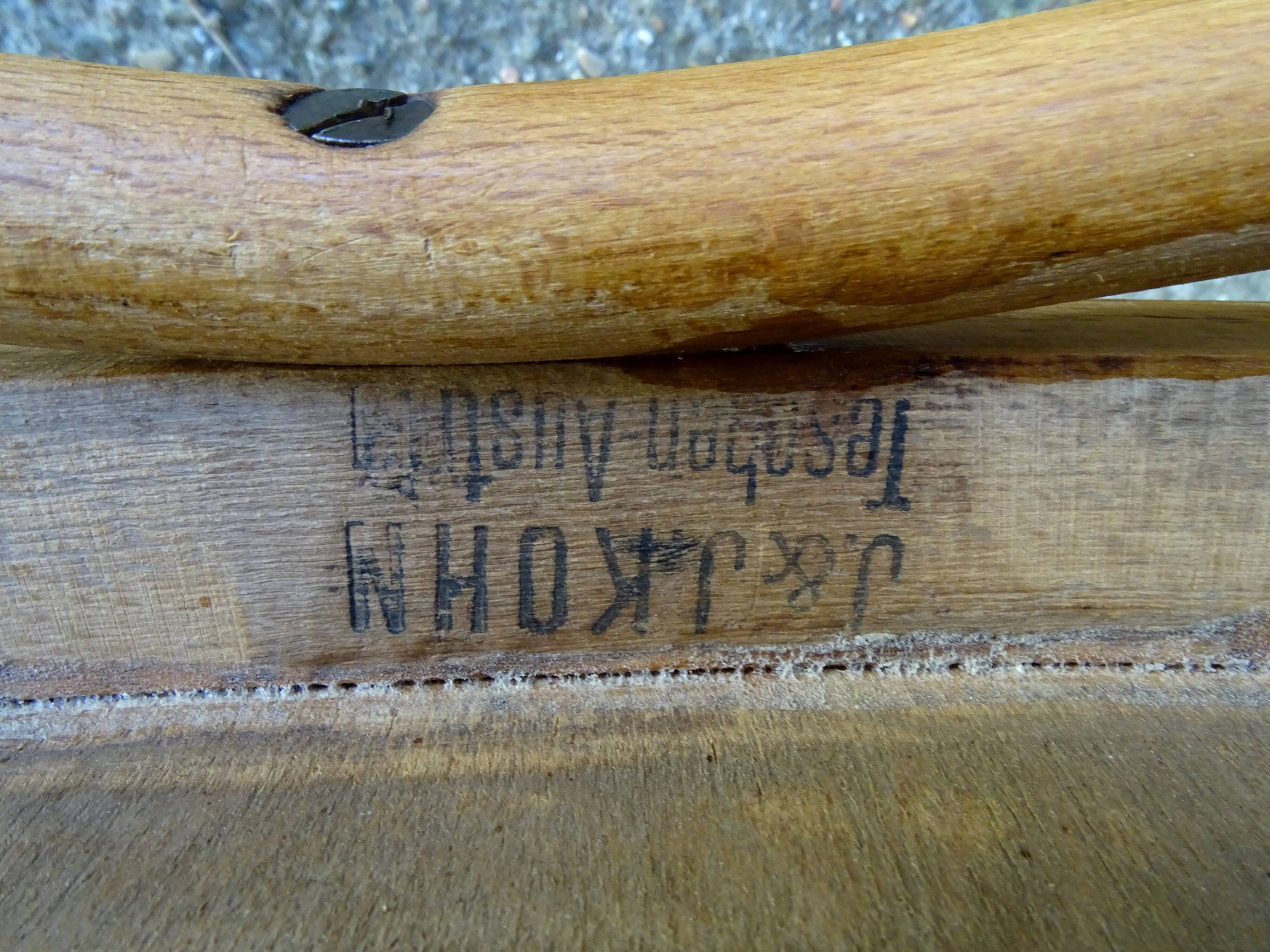 2 bistro chairs from 1905 by KOHN No. 187, wooden seats with 5 fleur-de-lis motifs