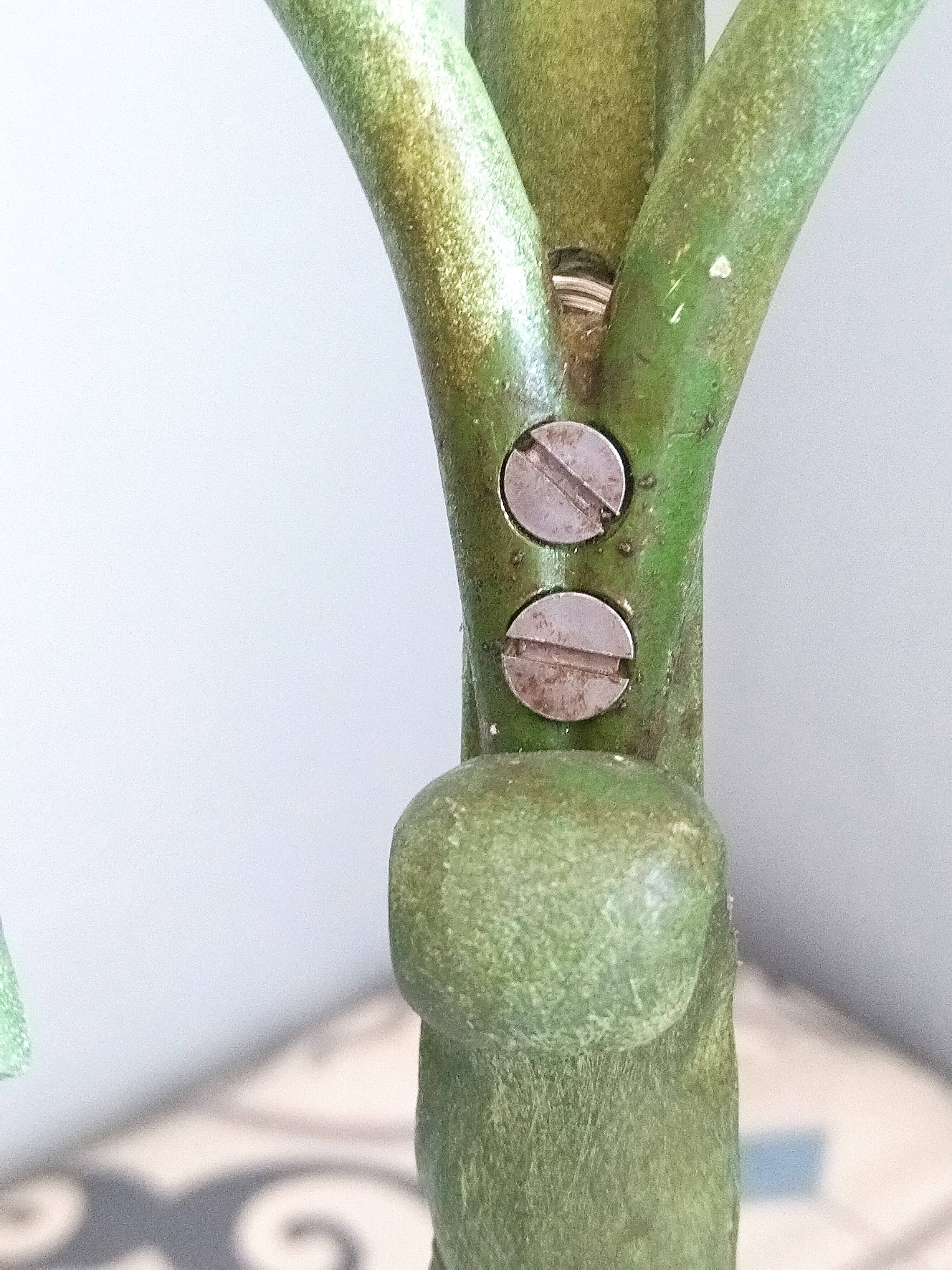 Lampe à poser en métal et tulipes en pâte de verre style art nouveau
