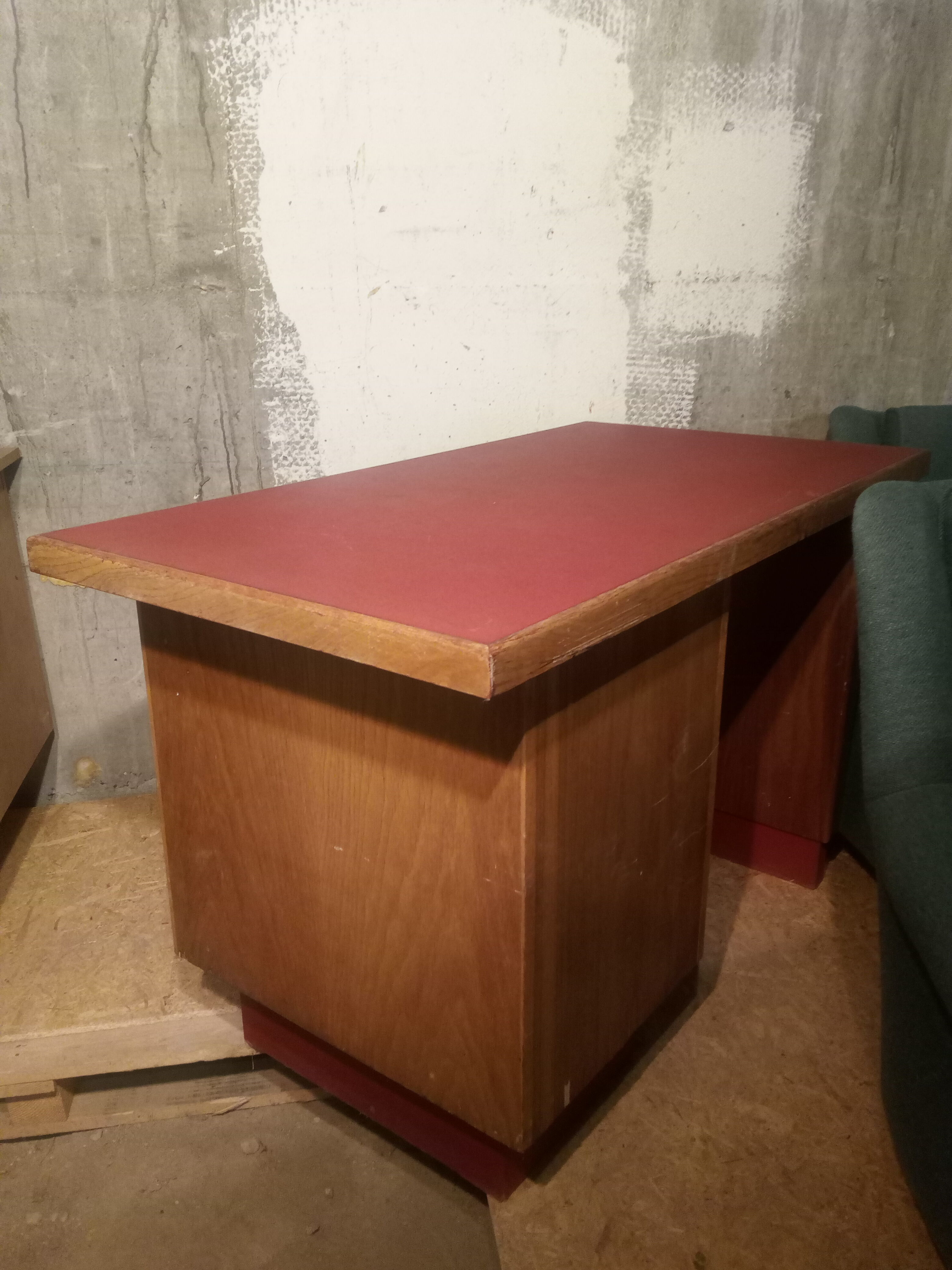 Vintage 50's 60's. Office in oak and red moleskine. TBE