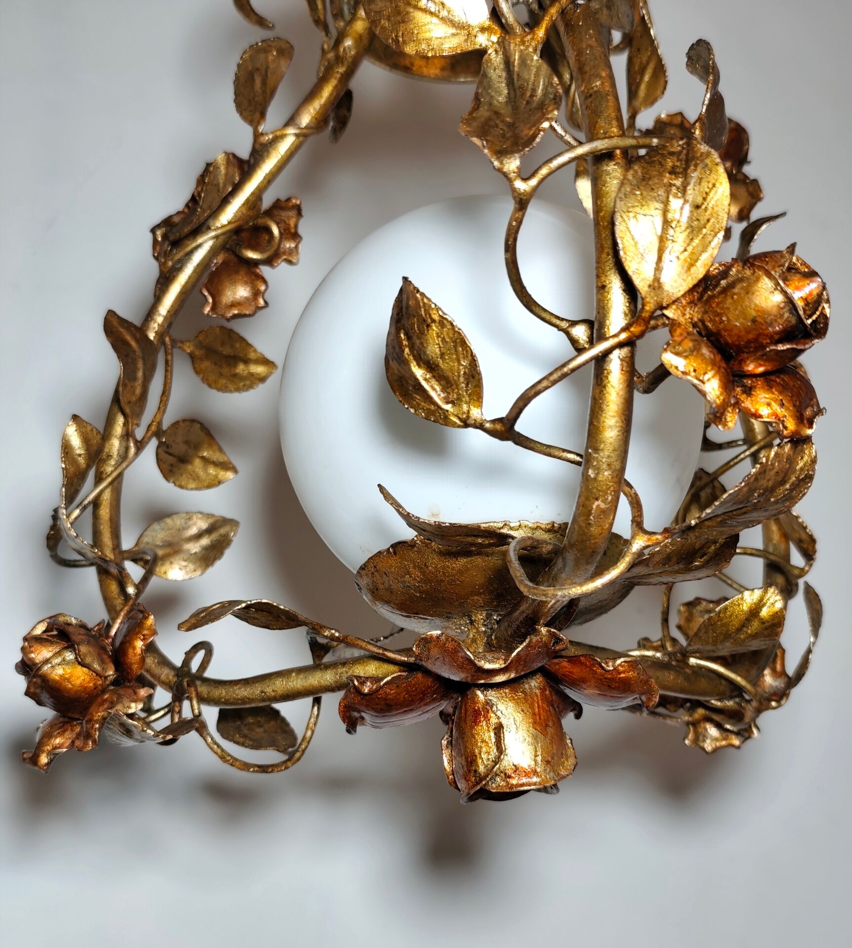 Suspension en fer forgé et enfeuille d'or, Espagne, années 1970