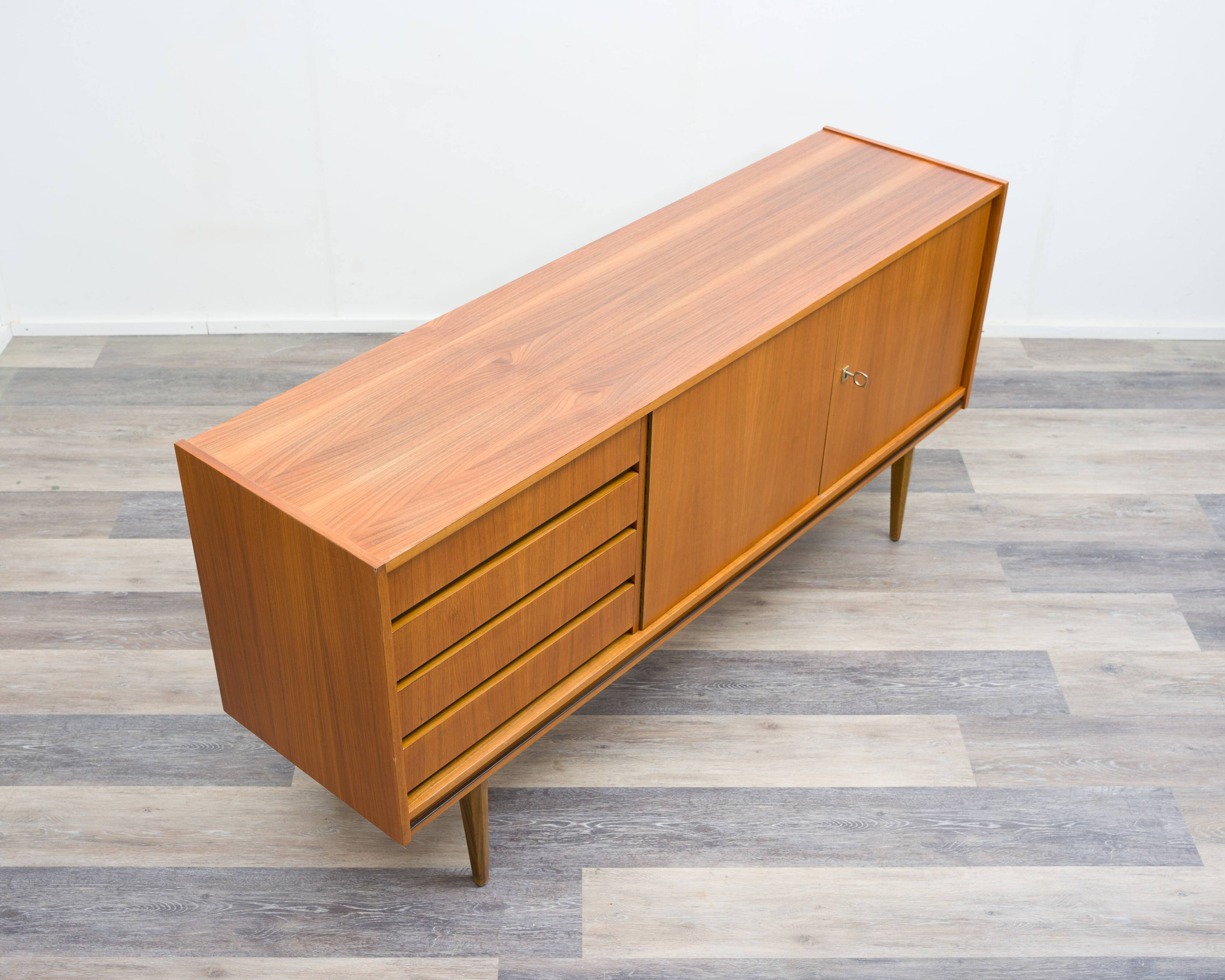 enfilade des années 60, de style scandinave classique
