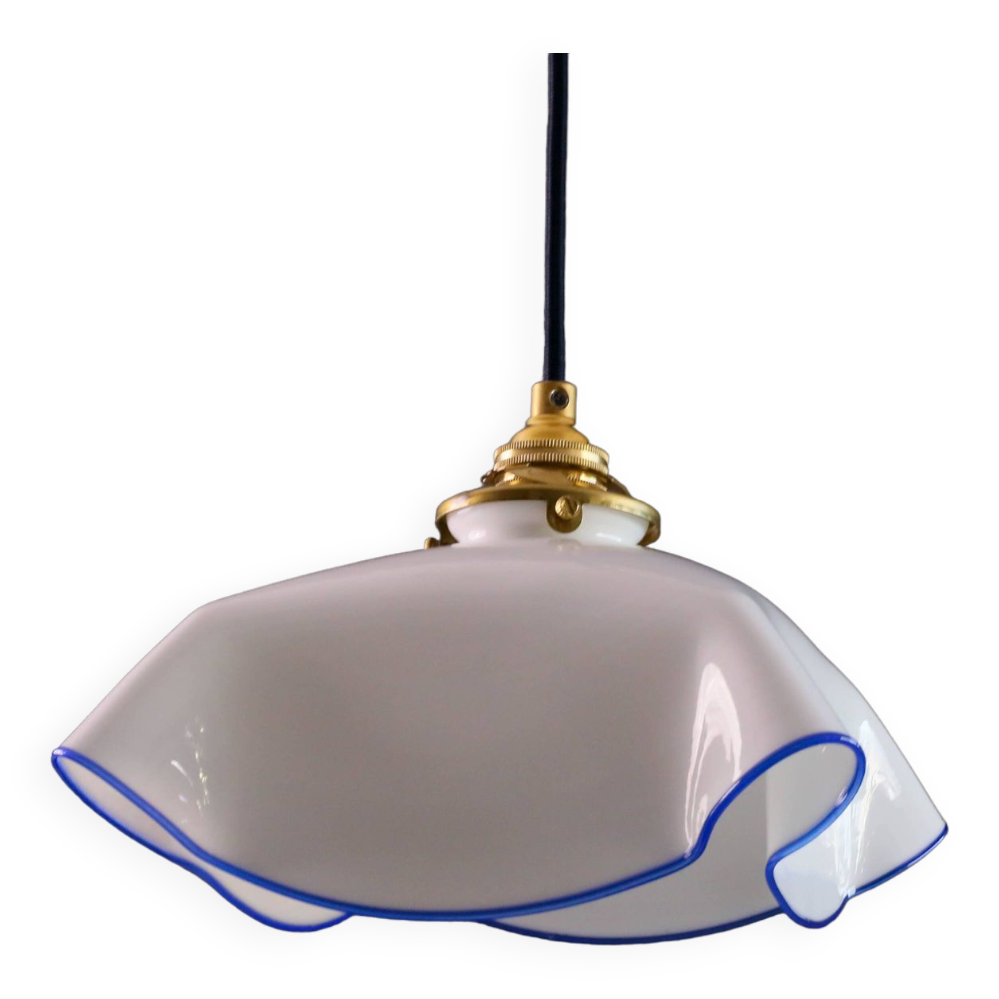 Suspension ancienne en opaline blanche avec filet translucide bleu, suspension française  circa 1950