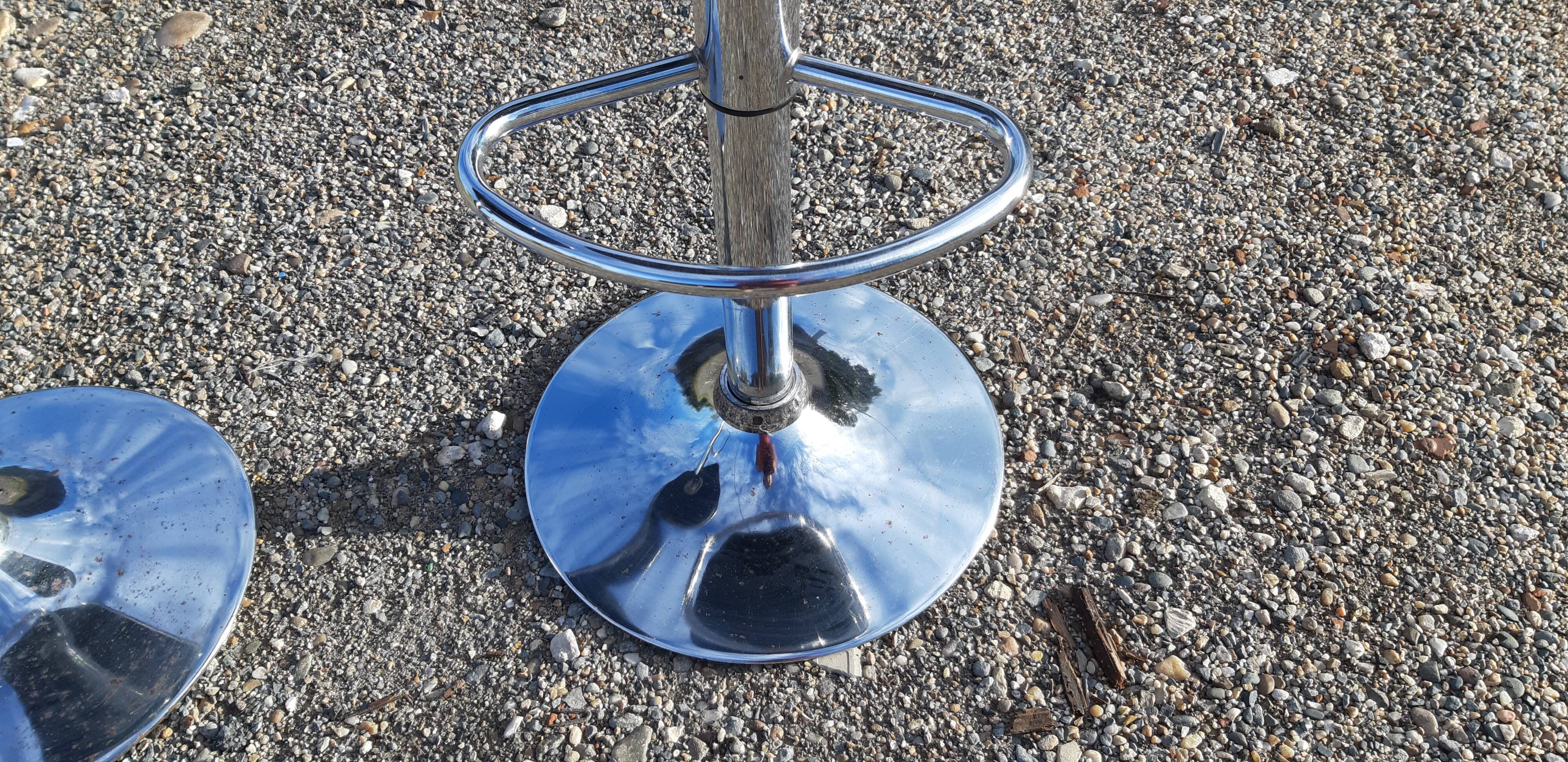 Paire de tabourets de bar vintage chrome et skai