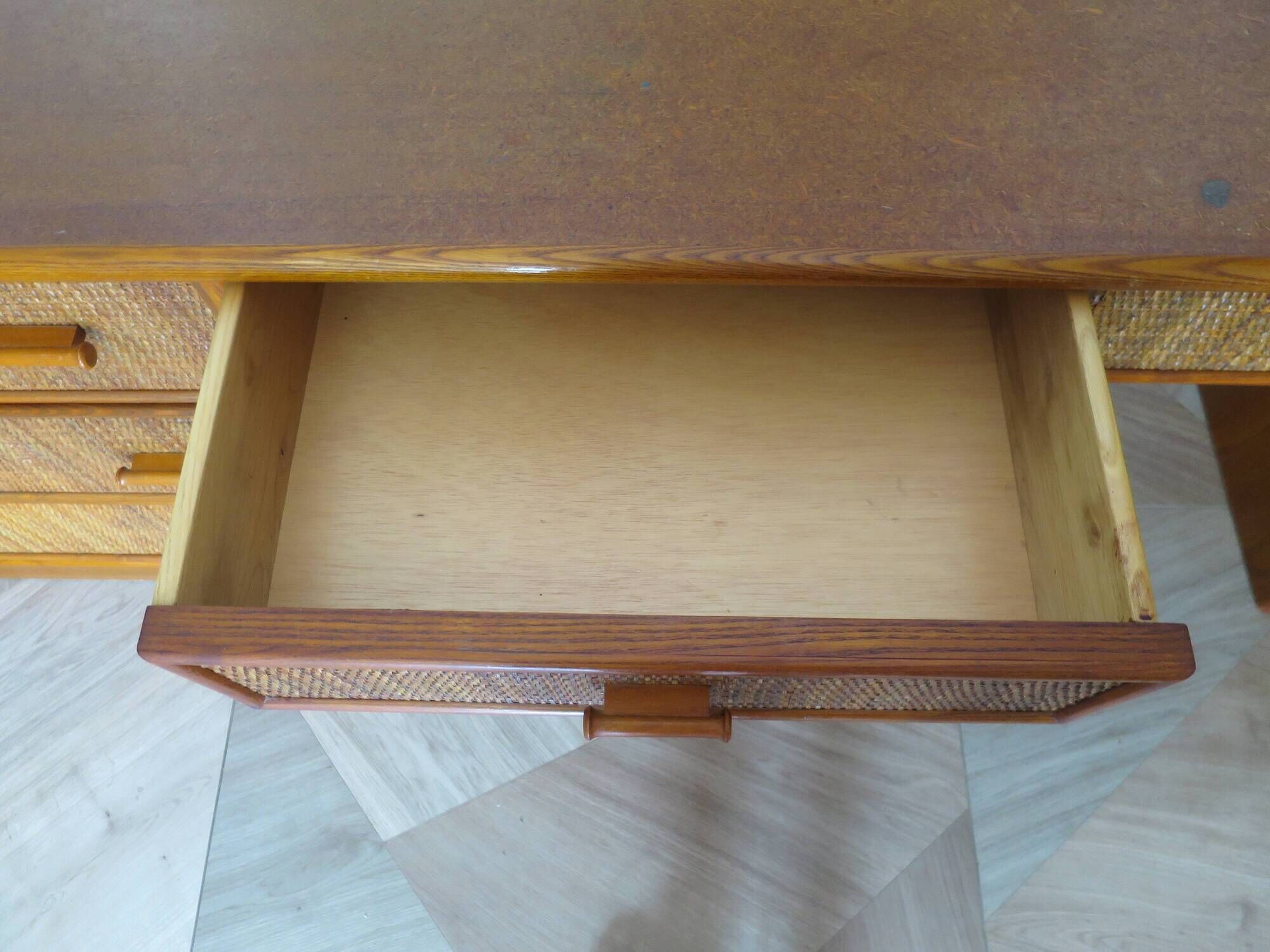 Vintage cane rattan desk with a large top and 5 drawers - 1960s/70s.