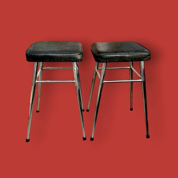 Paire de tabourets vintage en skaï noir et acier chromé – années 1960-1970