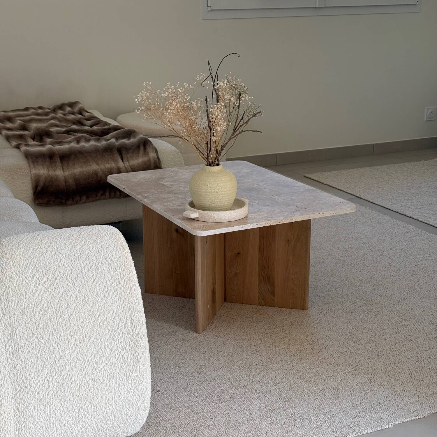 Rectangular coffee table in travertine and raw oak.