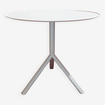Plank Miura round table by Konstantin Grcic