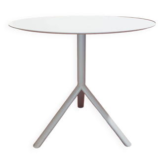 Plank Miura round table by Konstantin Grcic
