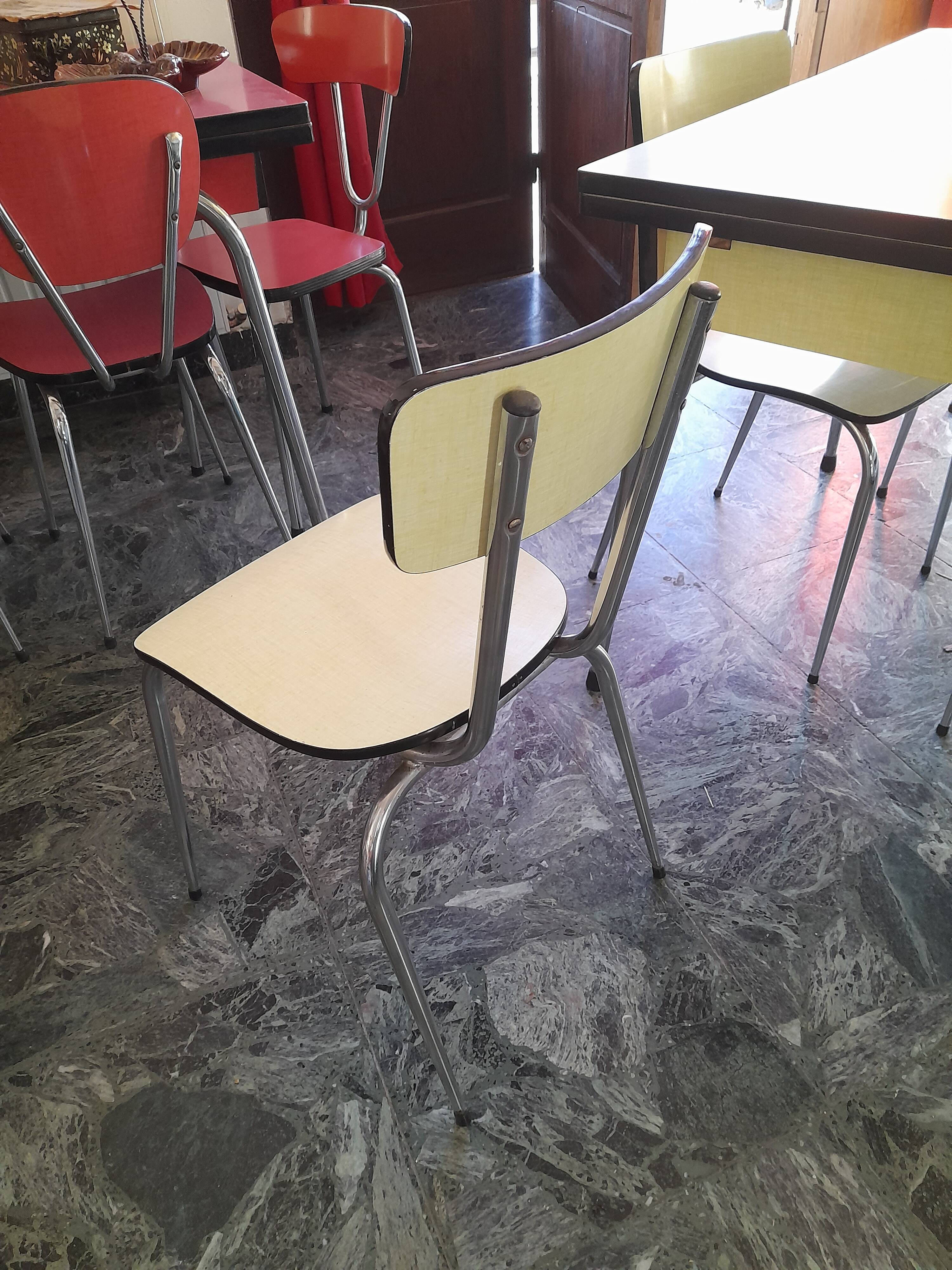 Table + “Formica” type chairs