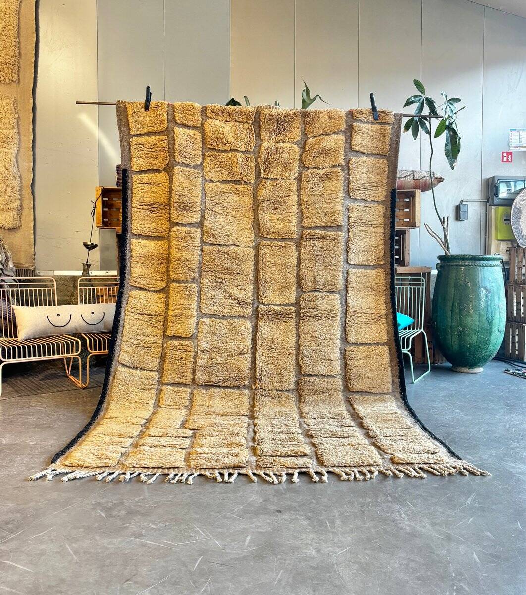 Modern Moroccan Berber rug M'rirt in wool.