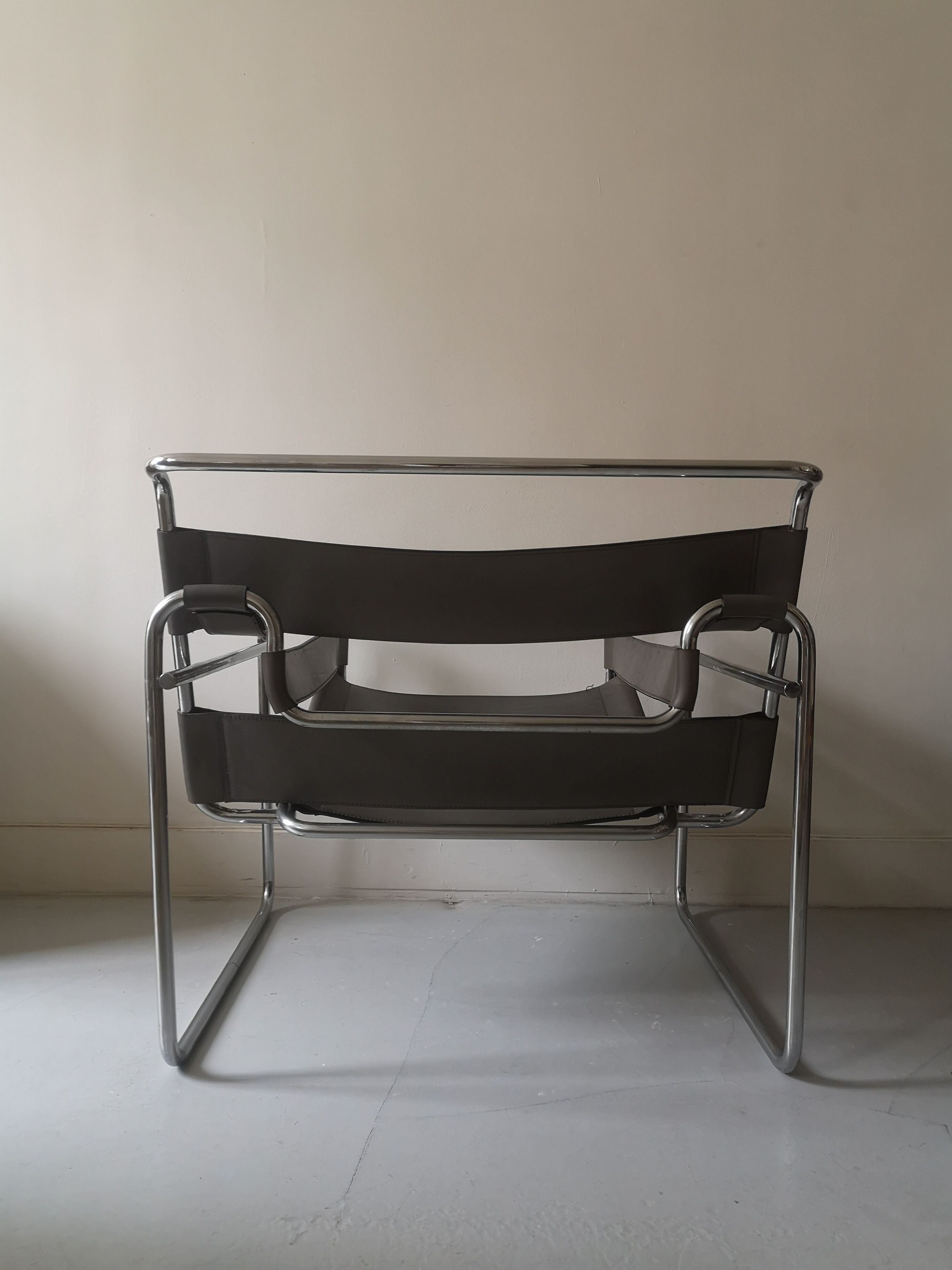 Fauteuil métal et cuir gris wassily par Marcel Breuer