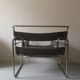 Fauteuil métal et cuir gris wassily par Marcel Breuer