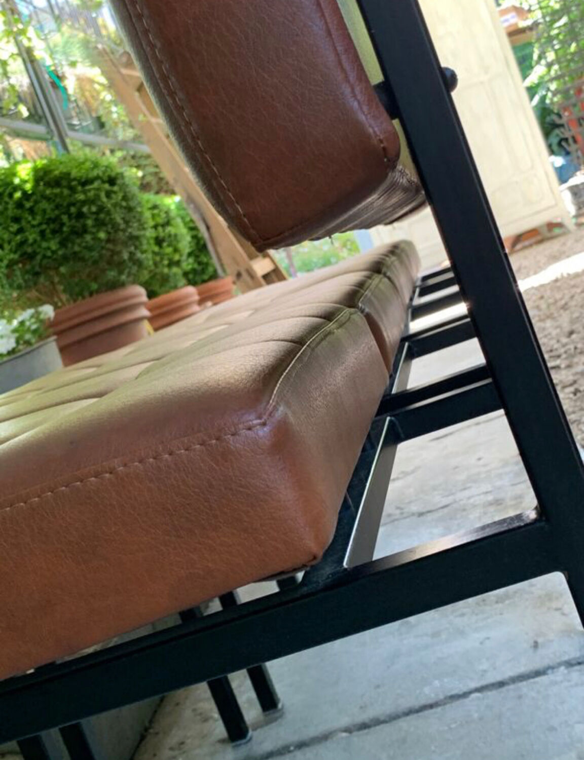 Suite de 5 chauffeuses skaï fauve 1950