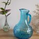 Carafe en verre moulé bleu