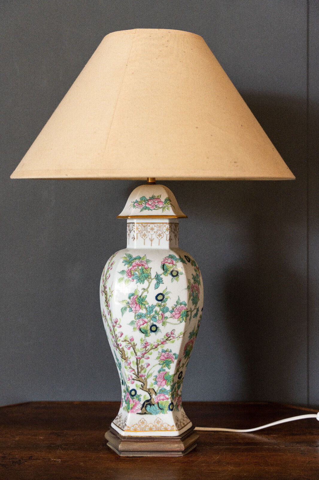 Chinese porcelain lamp mid-twentieth floral decoration wood support