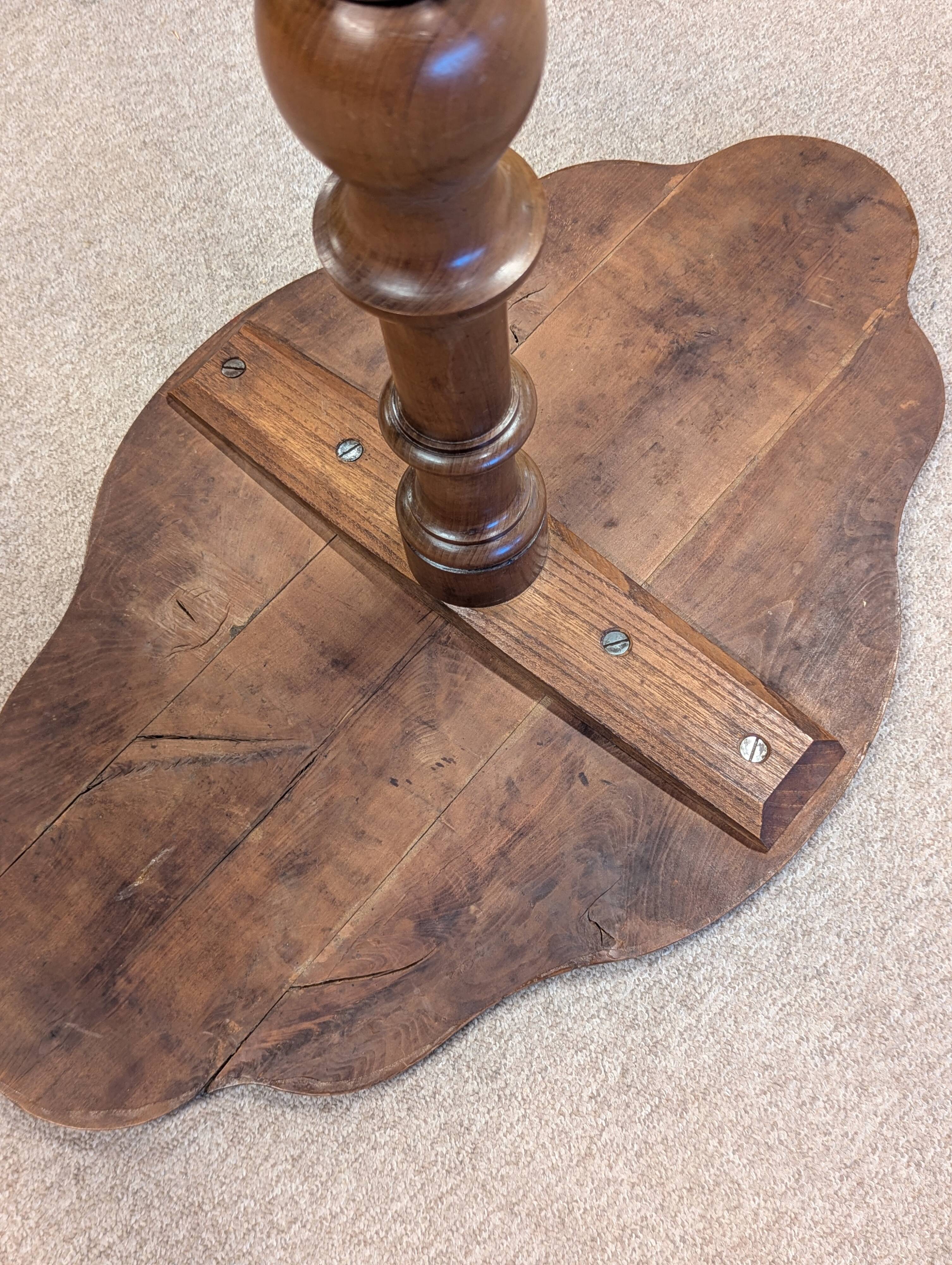 Violin side table in walnut
