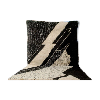Traditional black and white Berber rug from the Oued Zam, size 140 x 260 cm