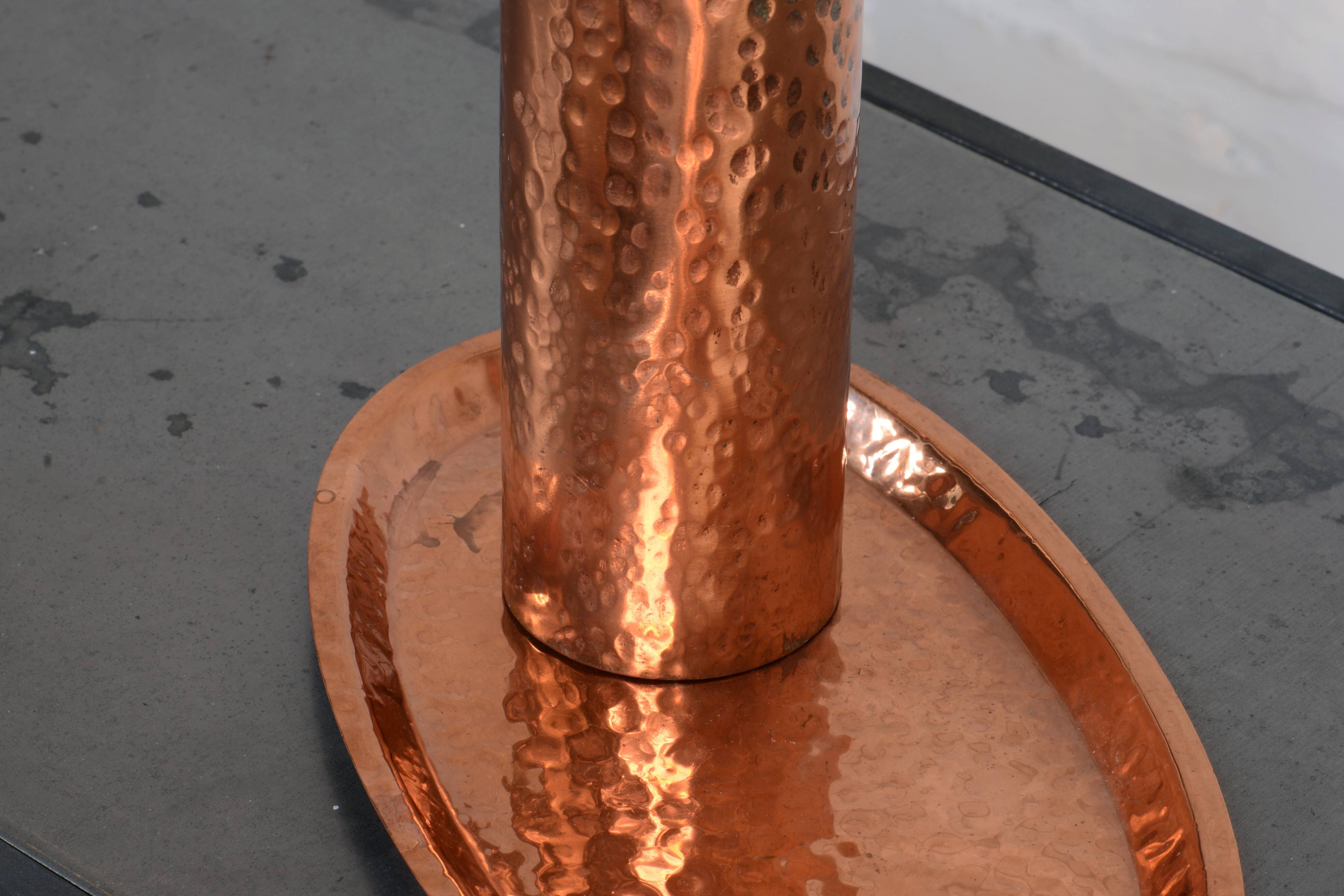 Vase and tray in hammered copper, Suede circa 1960