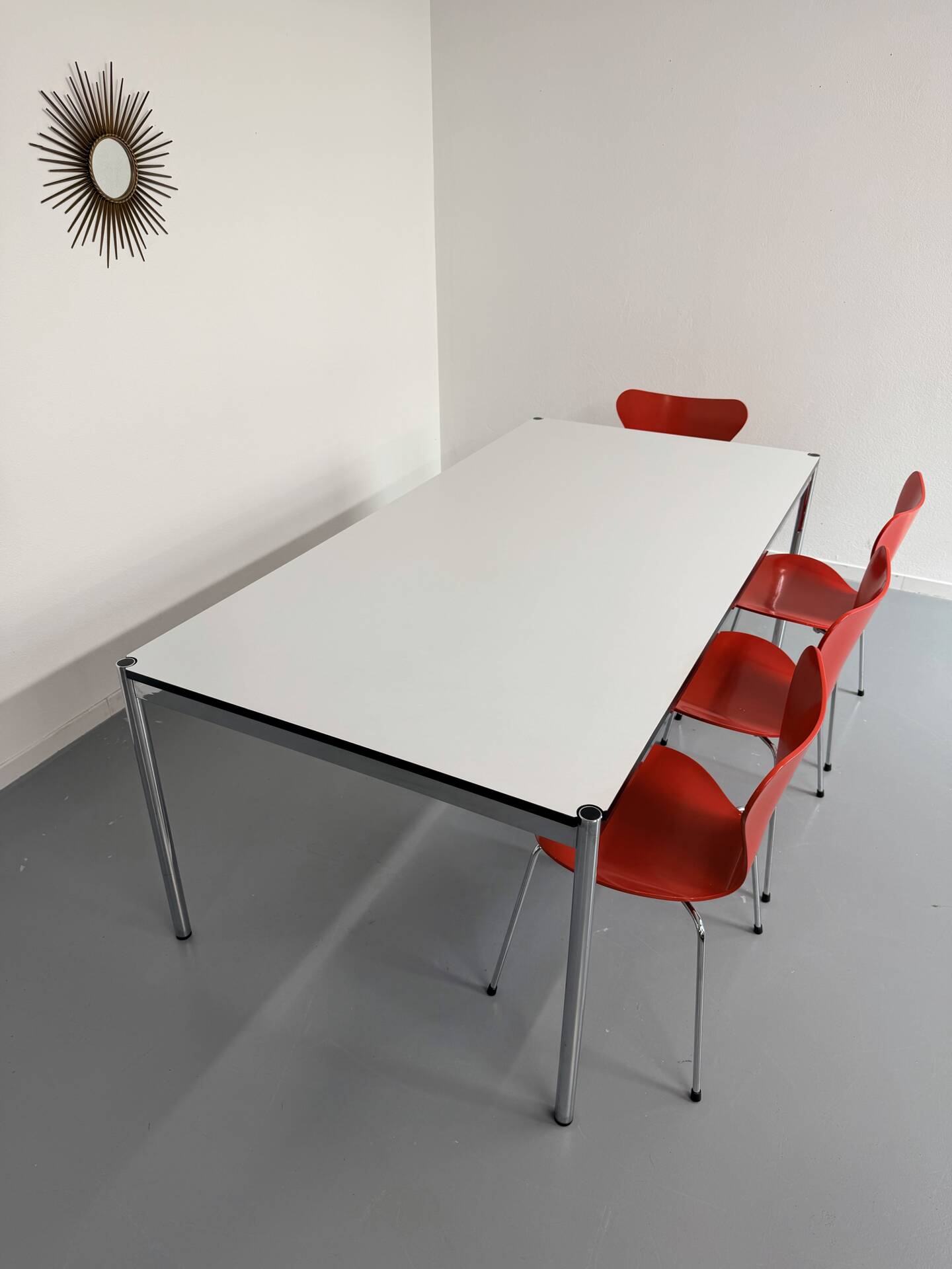 Large table design USM Haller with a white top and chrome structure.