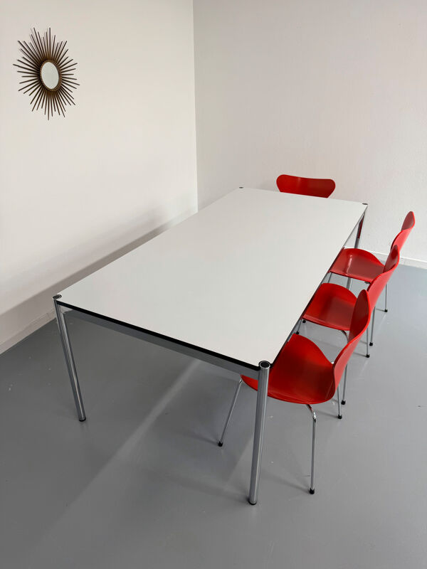 Grande table design USM Haller plateau blanc et structure chromée