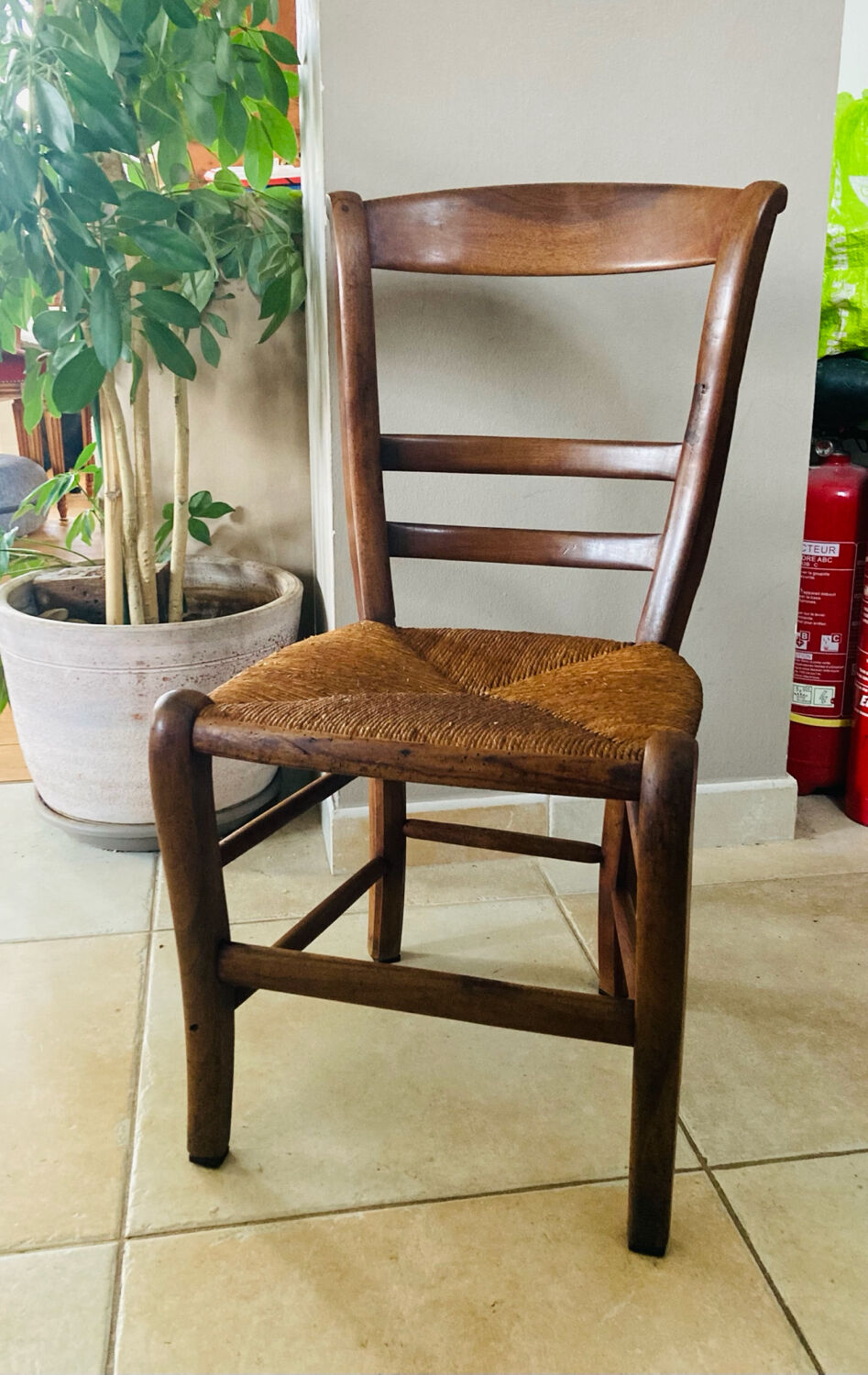 Louis Philippe straw chair from the 19th century in solid walnut, dowelled.