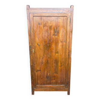 Armoire en sapin rustique