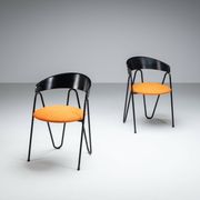 Une paire de chaises de style Memphis
