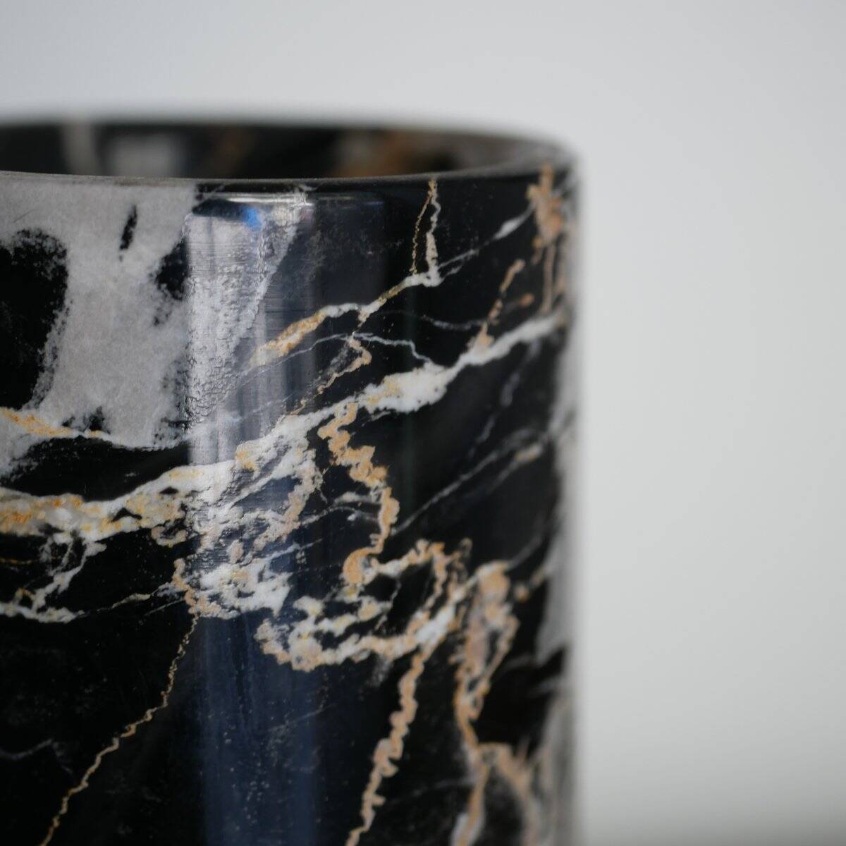 Vase en marbre Portoro noir et doré par Angelo Mangiarotti pour Skipper, années 70.