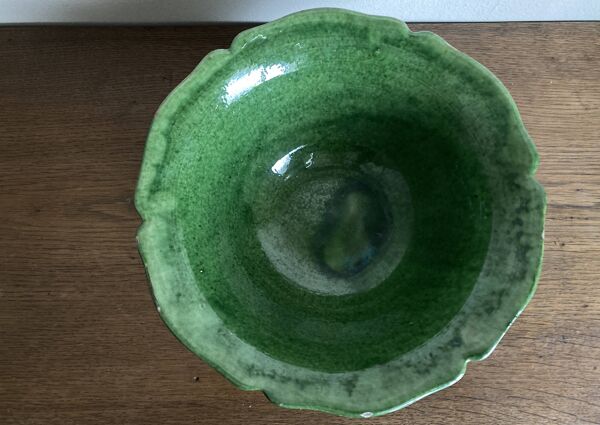 Saladier centre de table 1960 en terre vernissée de Biot à festons vert XL