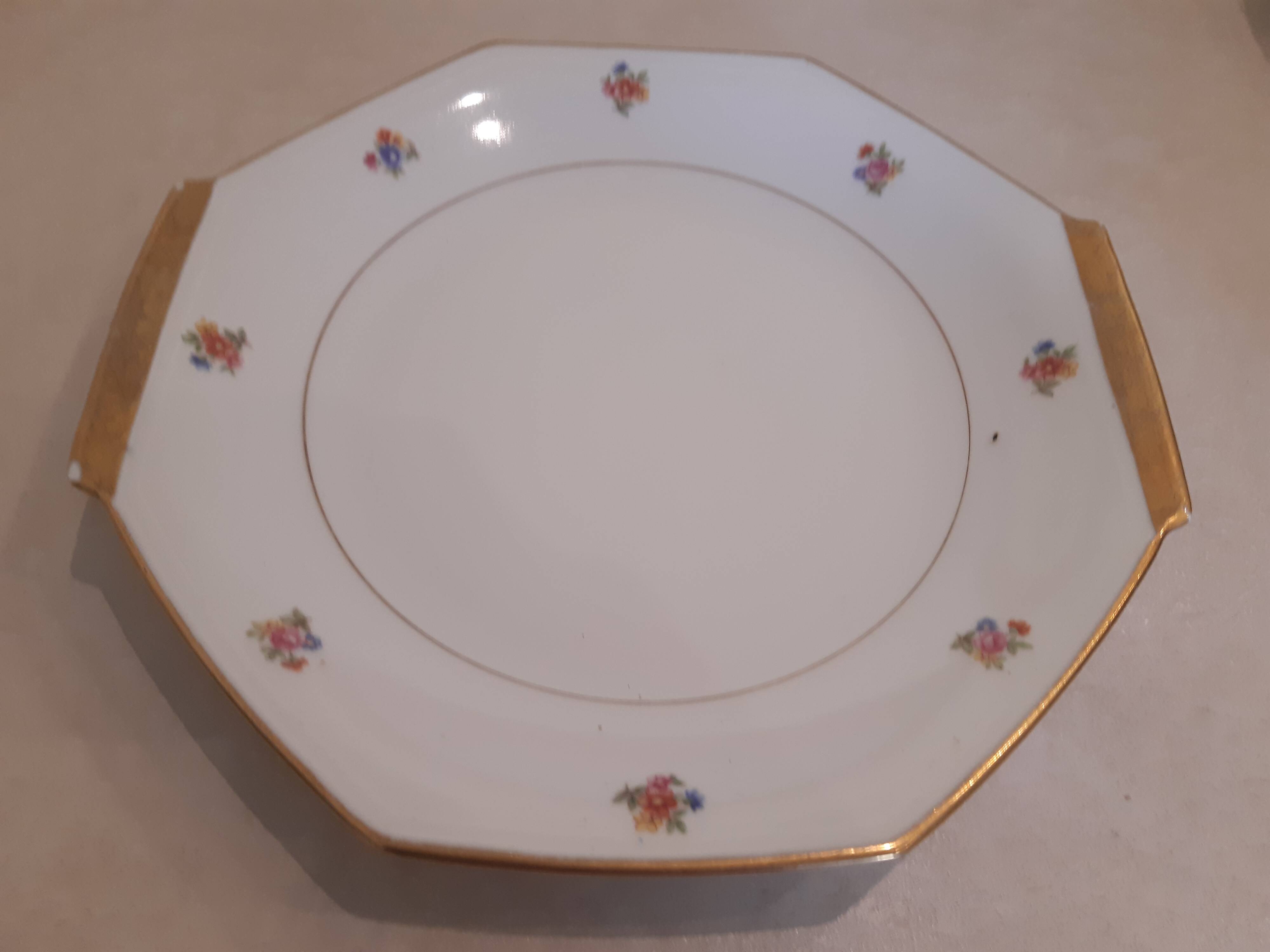 Hexagonal plate Lamotte with a double gold border, decorated with small bouquets.