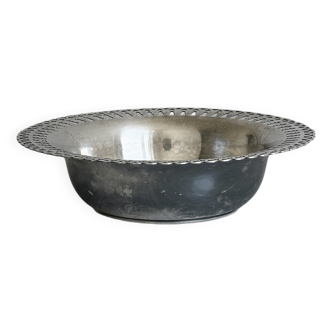 Old dish, old basket