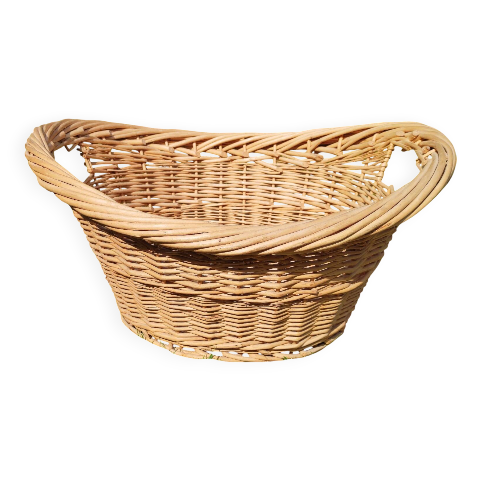 Large vintage wicker/rattan basket
