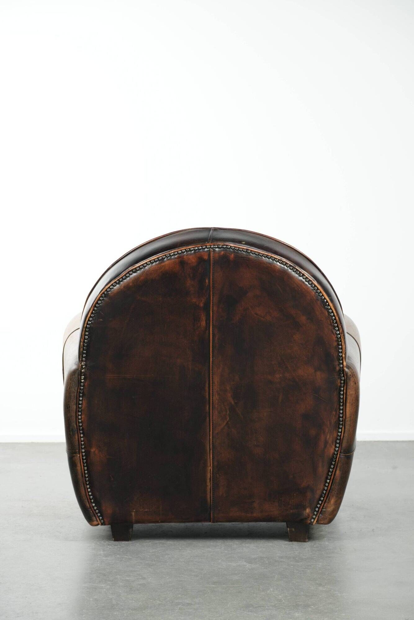 Armchair made of comfortable sheepskin leather in Art Deco design