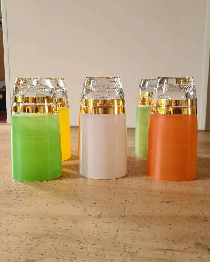 Service 6 glasses to orangeade 50s