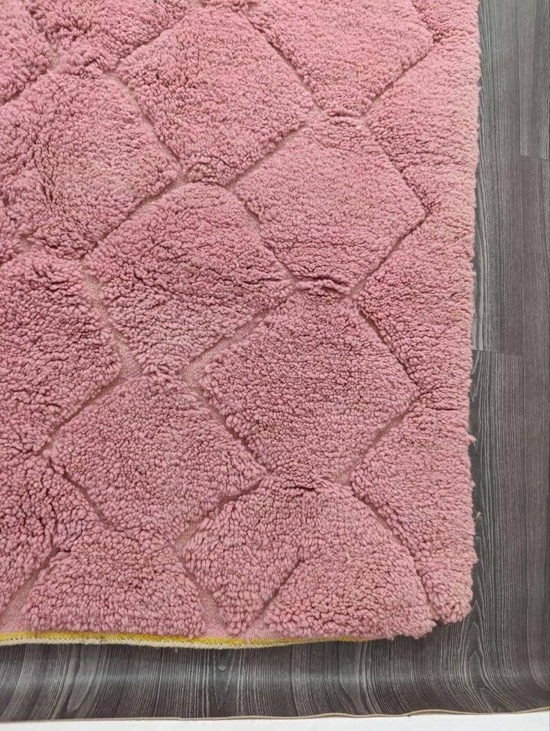 Handwoven natural wool rug, traditional pink, size 1.5/2.5 m.