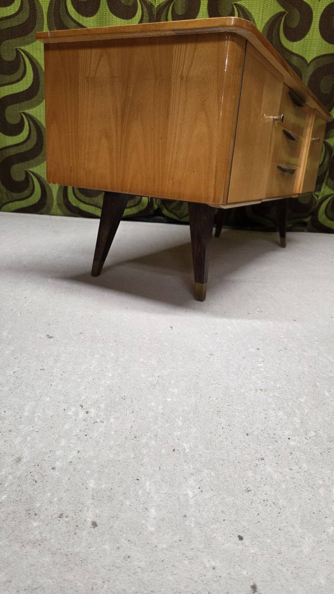 Vintage low enfilade from the 50s/60s – sculptural handles & tapered legs