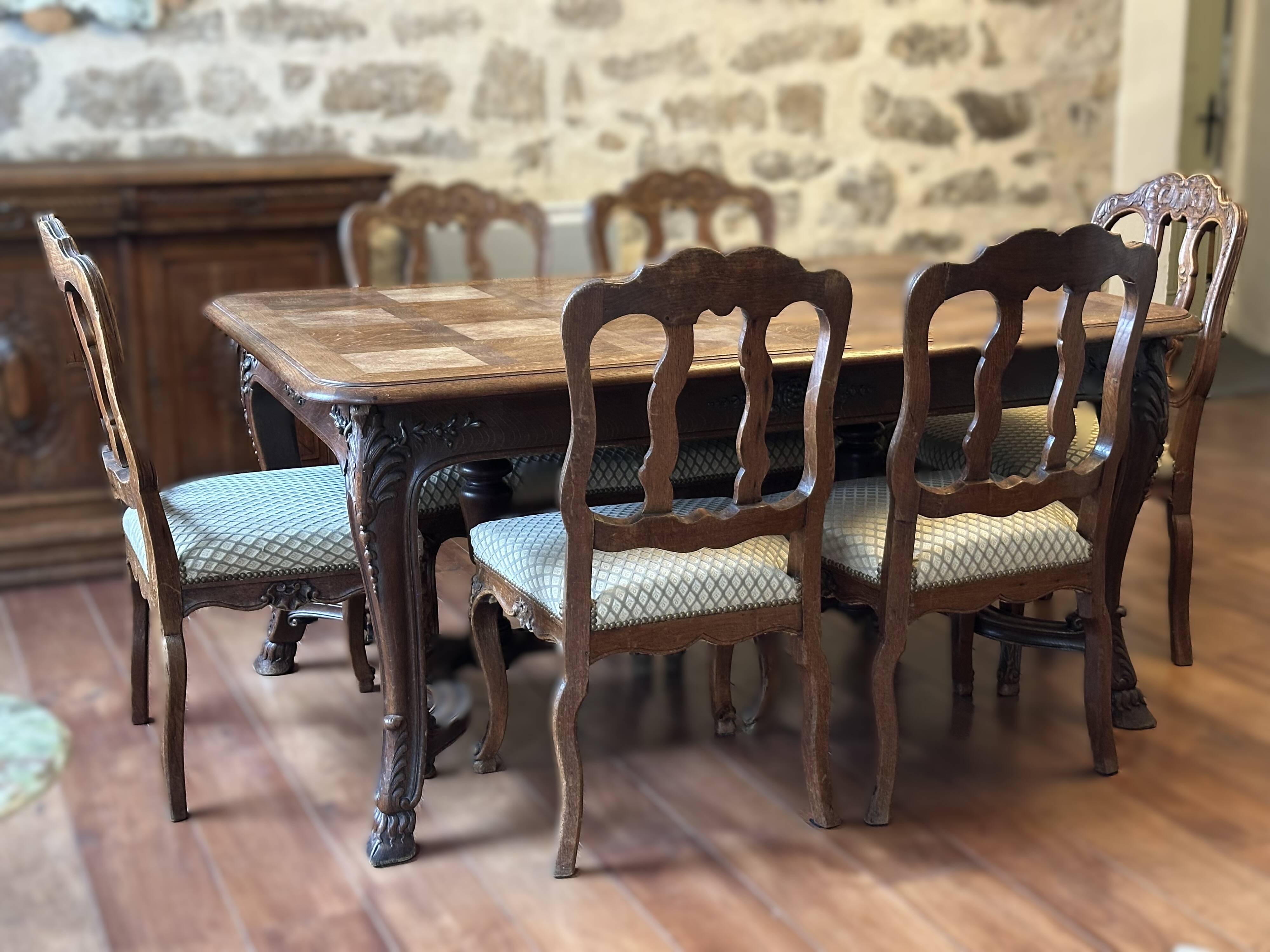 Antique dining set. Table 1.58 m x 1.10 m + 6 chairs from the 1920s.