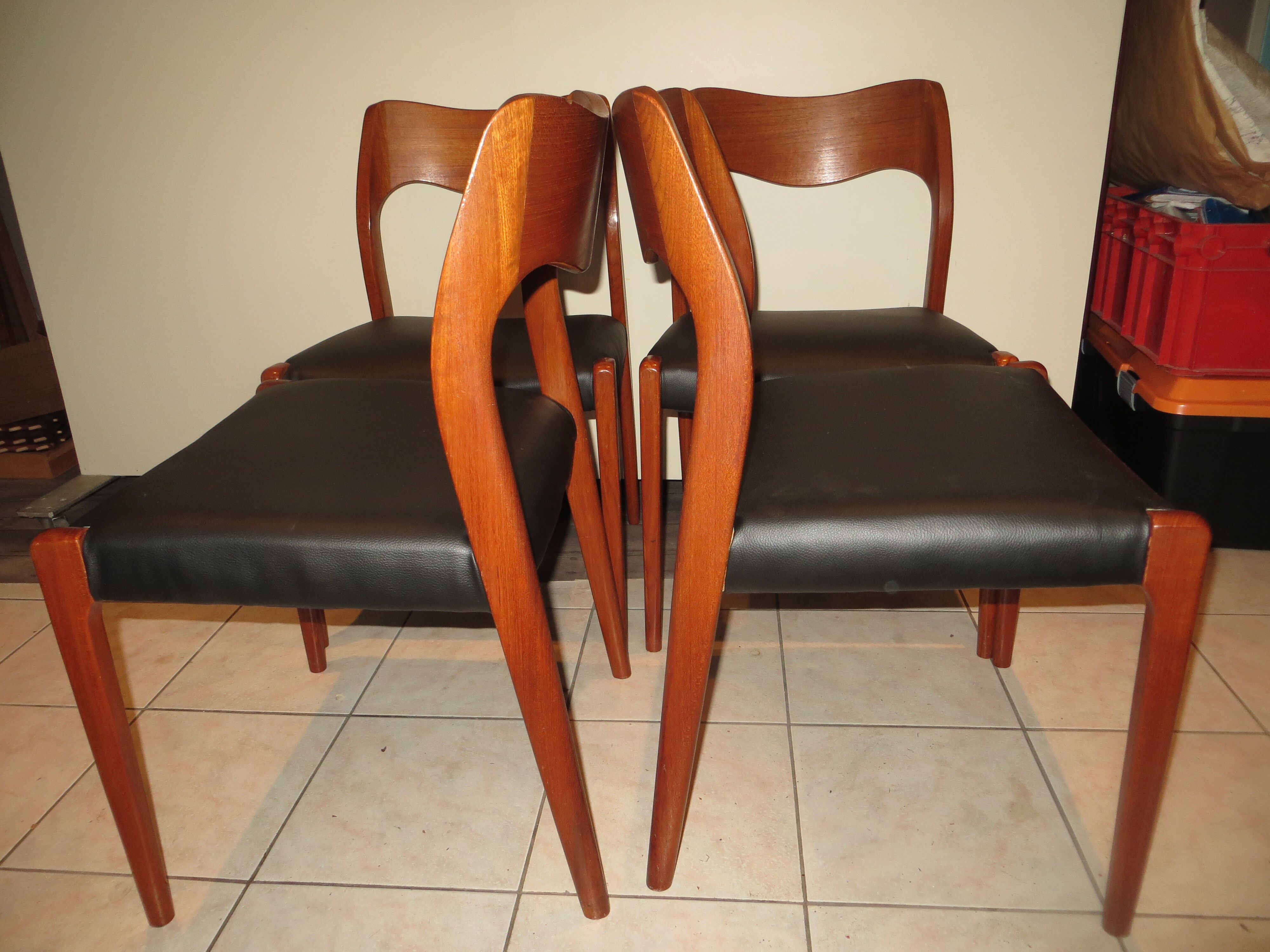 Suite de 4 chaises danoises en teck N.O.Moller N°71