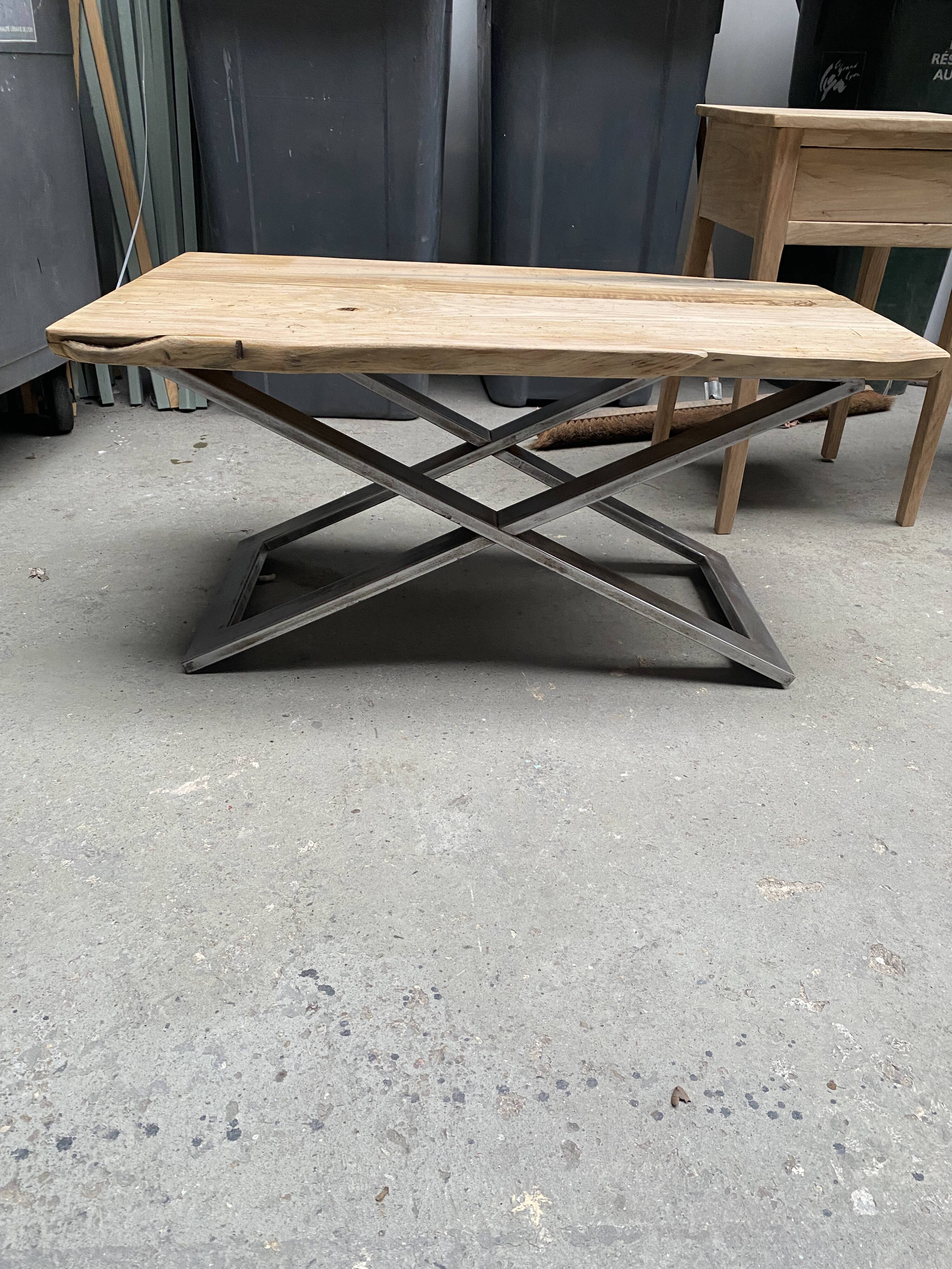 Coffee table with metal leg