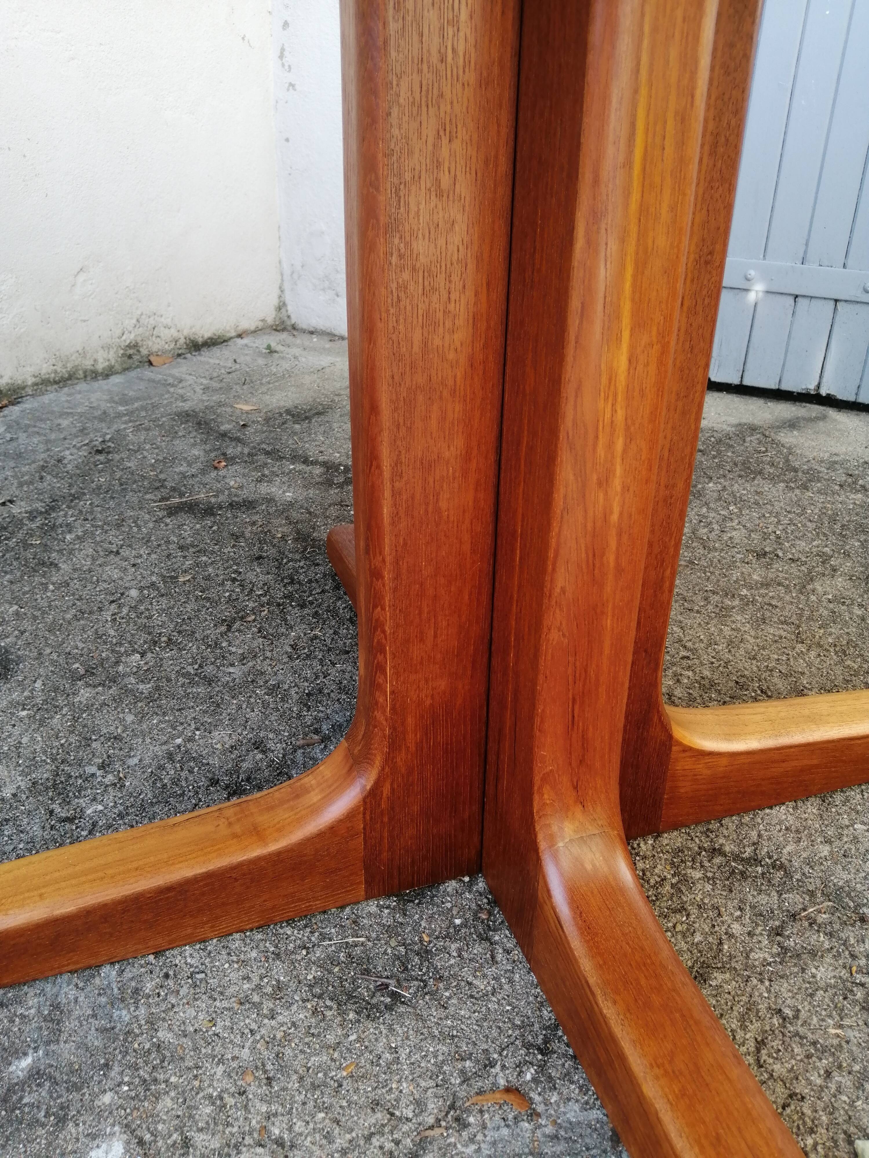Danish teak dining table from the 1971s with extension cord
